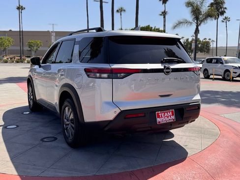 Certified 2025 Nissan Pathfinder SV FWD image 6