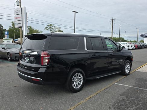 Used 2024 Chevrolet Suburban LT AWD/4WD image 5