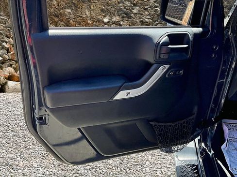 Used 2018 Jeep Wrangler Unlimited Sahara w/ Dual Top Group AWD/4WD image 20