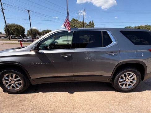 Used 2019 Chevrolet Traverse LS FWD image 2