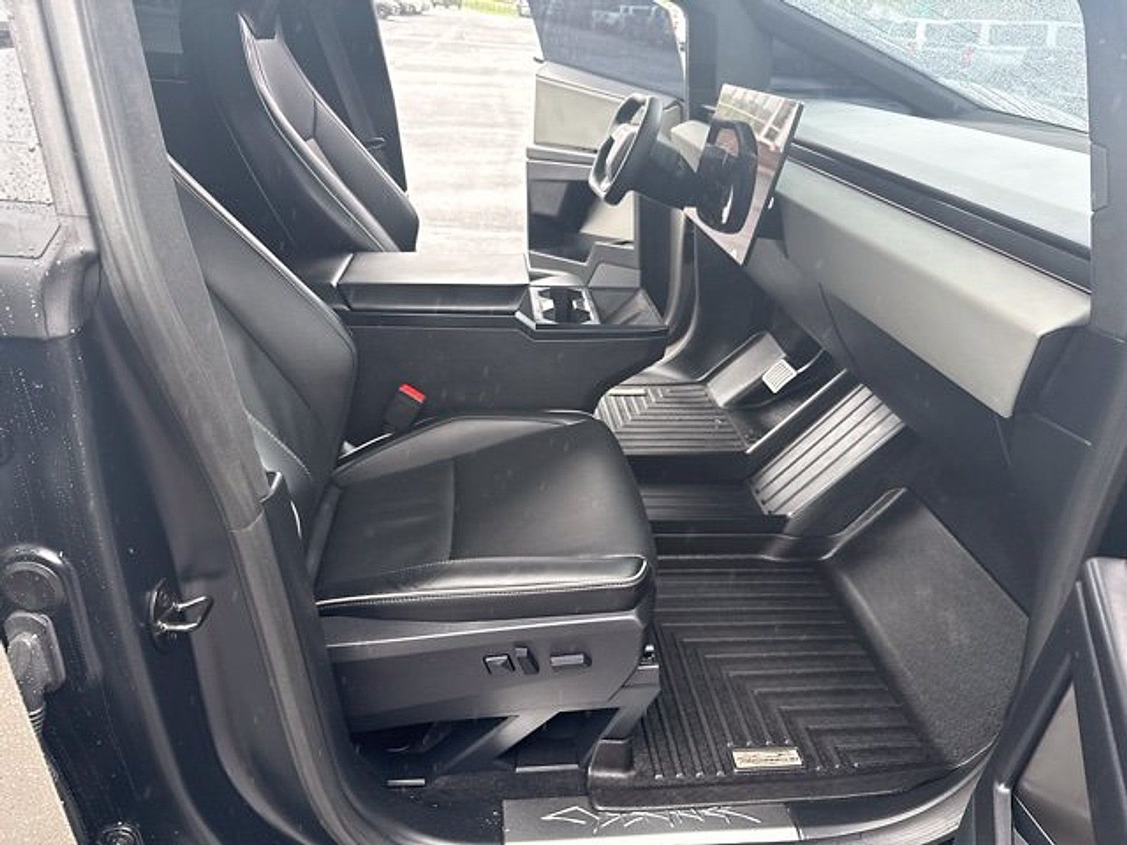 Used 2025 Tesla Cybertruck AWD Crew Cab image 21