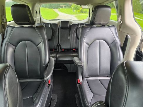 Used 2023 Chrysler Pacifica Touring-L FWD image 5