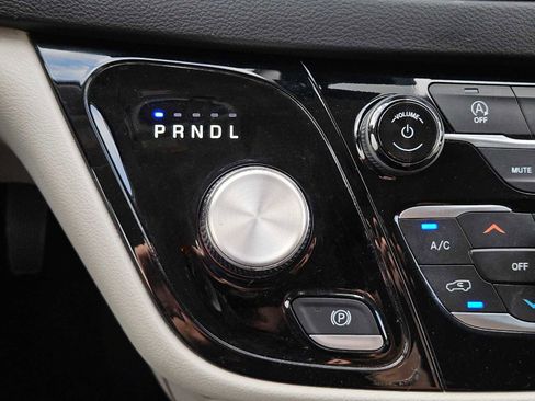 Used 2023 Chrysler Voyager LX image 32