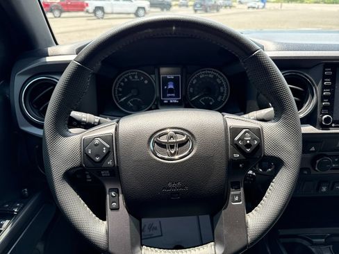 Used 2022 Toyota Tacoma TRD Off-Road AWD/4WD image 16