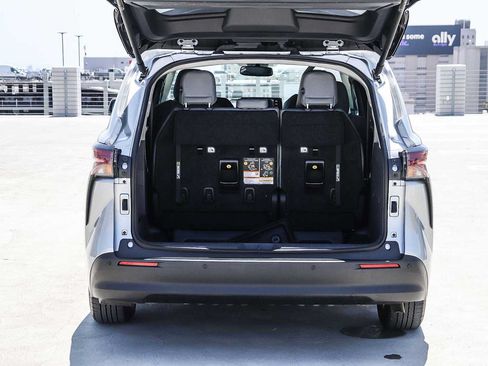 Used 2023 Toyota Sienna XLE w/ XLE Plus Package FWD image 28