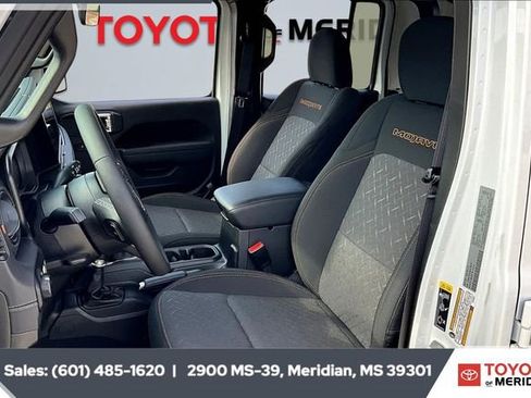 Used 2025 Jeep Gladiator Mojave image 18