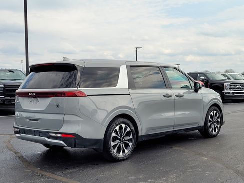 Used 2024 Kia Carnival EX image 4