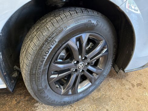 Used 2024 Toyota Sienna XLE Woodland Edition AWD/4WD image 3