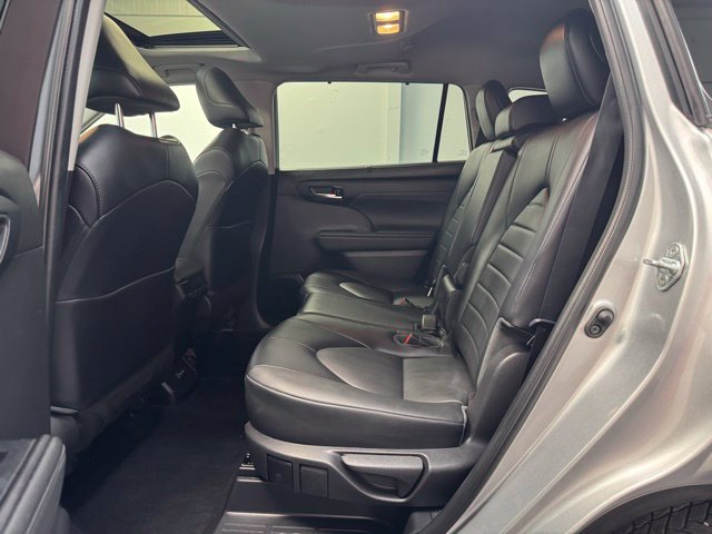 Used 2022 Toyota Highlander XLE AWD/4WD image 29