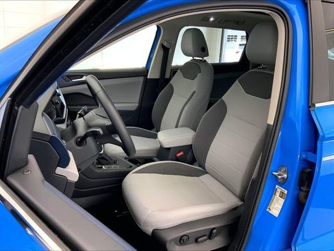 Certified 2023 Volkswagen Taos SE w/ Panoramic Sunroof Package FWD image 5