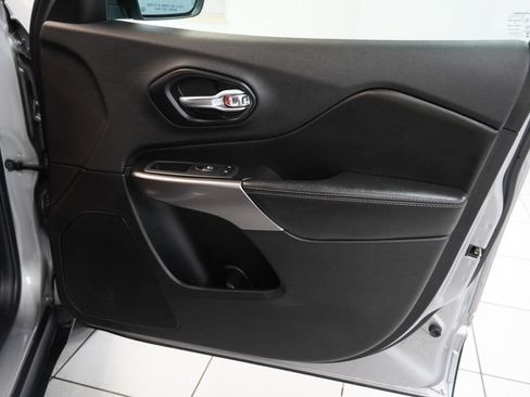 Used 2019 Jeep Cherokee Limited AWD/4WD image 37