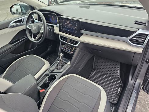 Used 2025 Volkswagen Taos SE w/ Panoramic Sunroof Package image 16