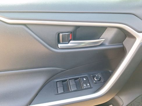 Used 2021 Toyota RAV4 XLE image 18