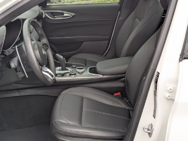 Used 2025 Alfa Romeo Giulia AWD image 14