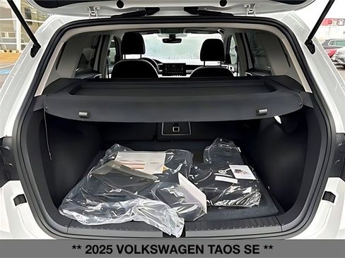 Used 2025 Volkswagen Taos SE w/ Panoramic Sunroof Package image 11