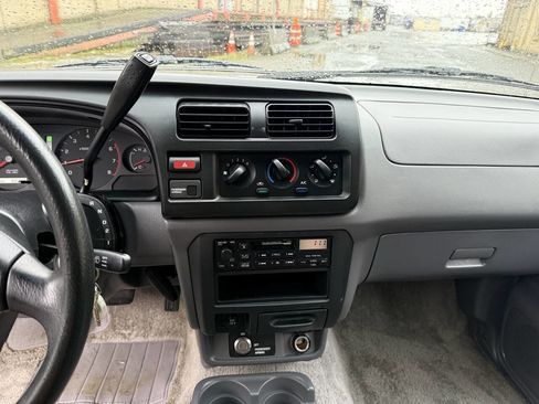 Used 2000 Nissan Frontier XE image 21