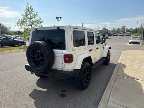 Used 2022 Jeep Wrangler Unlimited Sahara w/ Cold Weather Group AWD/4WD image 4