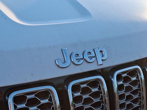 Used 2019 Jeep Grand Cherokee Overland AWD/4WD image 8