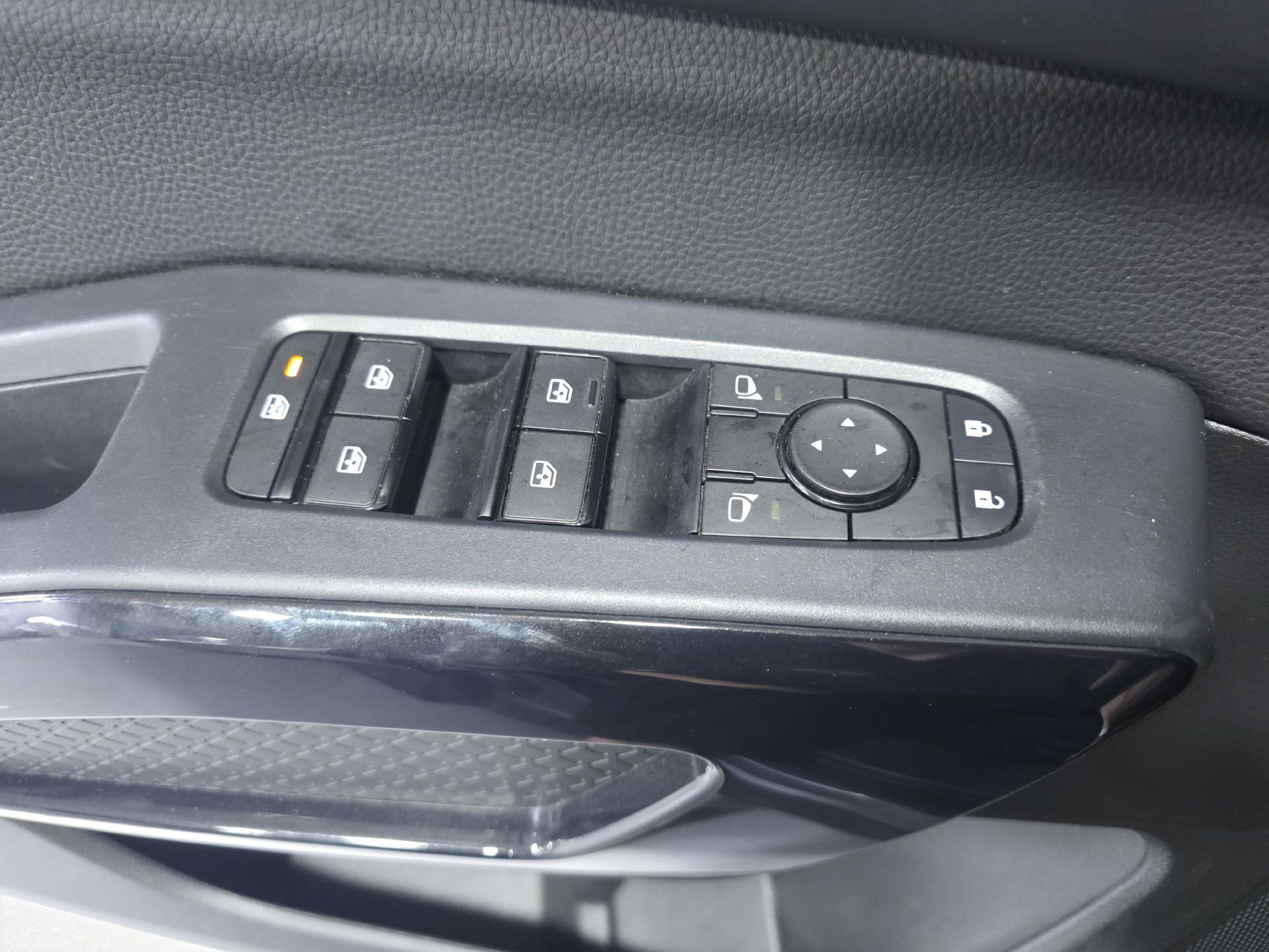 Used 2025 Nissan Pathfinder SV AWD/4WD image 27