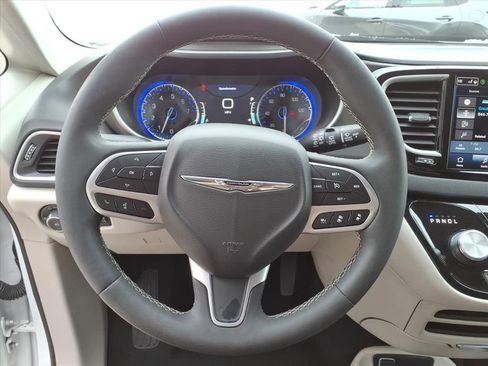 Used 2024 Chrysler Pacifica Touring-L image 18