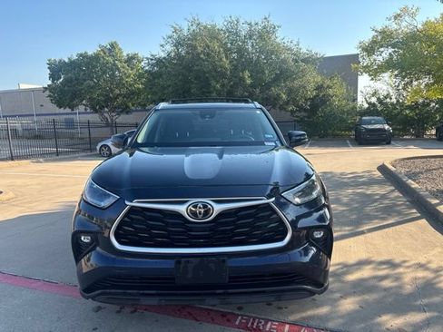 Used 2021 Toyota Highlander XLE AWD/4WD image 2