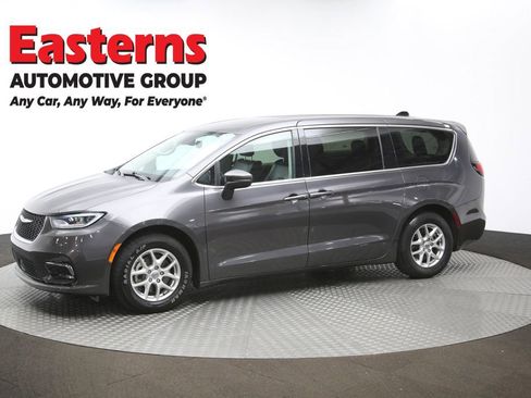 Used 2023 Chrysler Pacifica Touring-L image 59