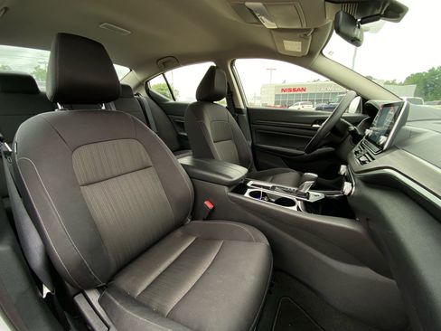 Used 2024 Nissan Altima 2.5 SV FWD image 14