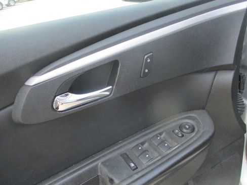 Used 2012 Chevrolet Traverse LT FWD image 27