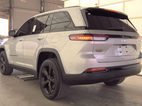 Used 2023 Jeep Grand Cherokee Altitude RWD image 5