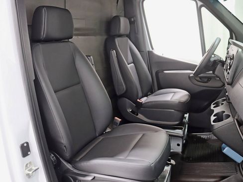 Used 2025 Mercedes-Benz Sprinter 2500 image 18