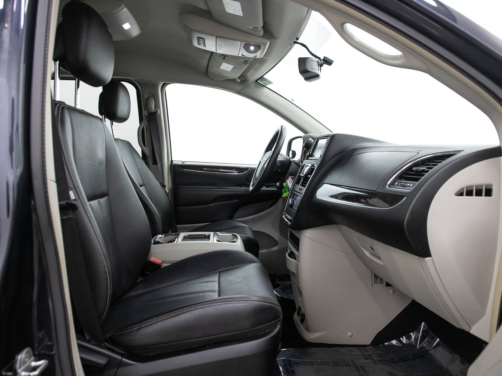 Used 2013 Chrysler Town & Country Touring FWD image 13