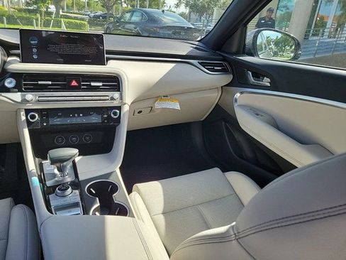 Used 2025 Genesis G70 2.5T image 14