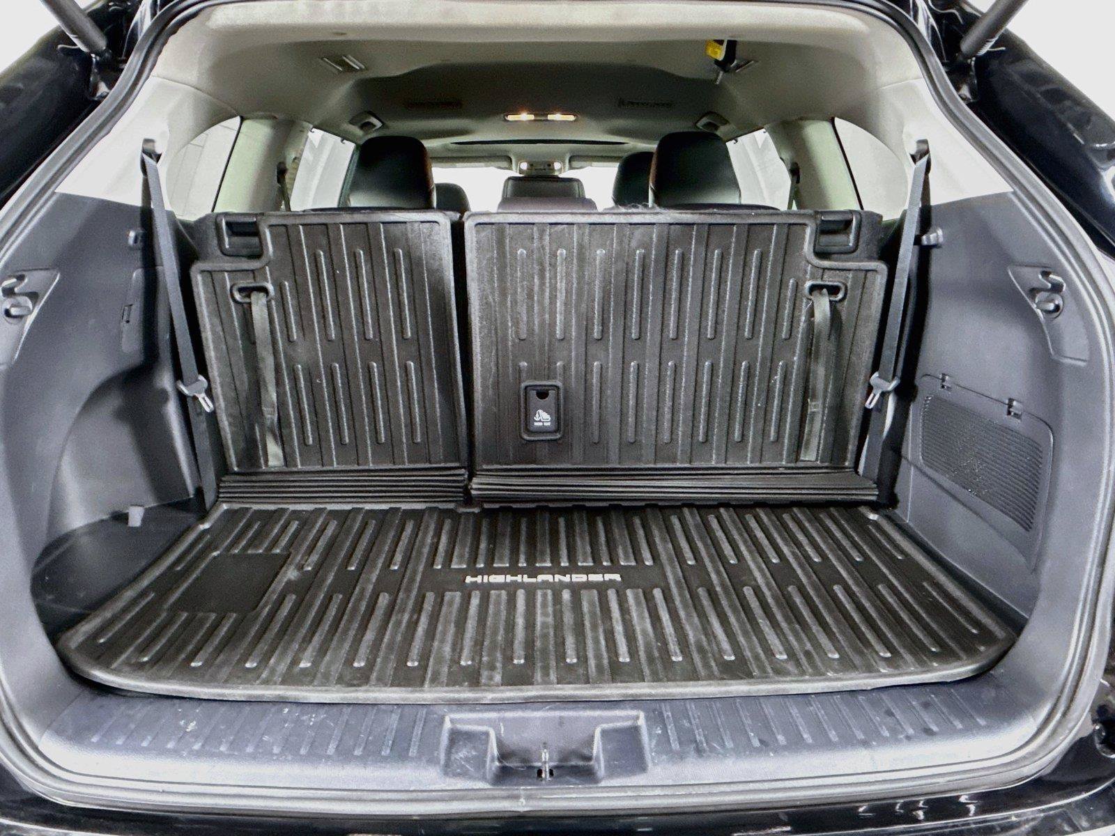 Used 2022 Toyota Highlander XLE AWD/4WD image 38