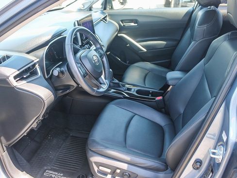 Used 2023 Toyota Corolla Cross XLE w/ Convenience Package FWD image 18