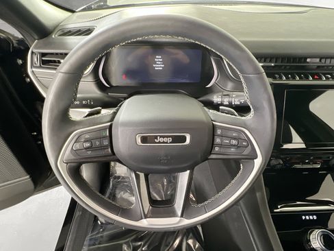 Used 2023 Jeep Grand Cherokee Altitude image 11