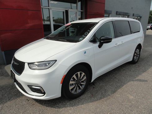 Used 2024 Chrysler Pacifica Limited FWD image 2