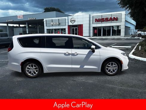 Used 2023 Chrysler Pacifica Touring-L image 3