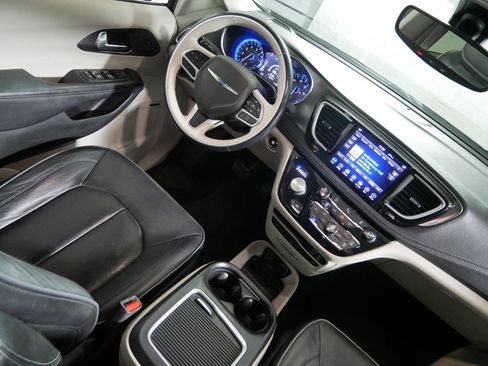 Used 2018 Chrysler Pacifica Limited FWD image 9