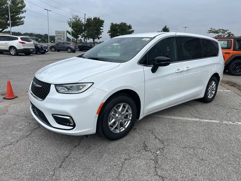 New 2026 Chrysler Pacifica Select image 14