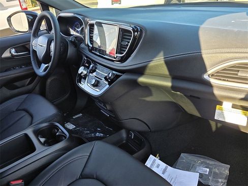 New 2026 Chrysler Pacifica Select image 14