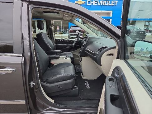 Used 2016 Chrysler Town & Country Touring-L FWD image 46