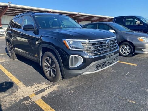 Used 2025 Volkswagen Atlas SE image 2