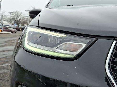 Used 2023 Chrysler Pacifica Touring-L image 9