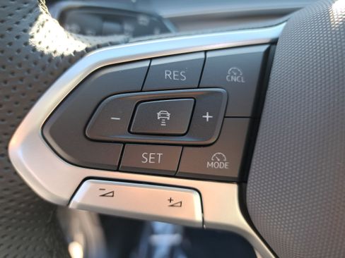 New 2026 Volkswagen Tiguan SE R-Line FWD image 17