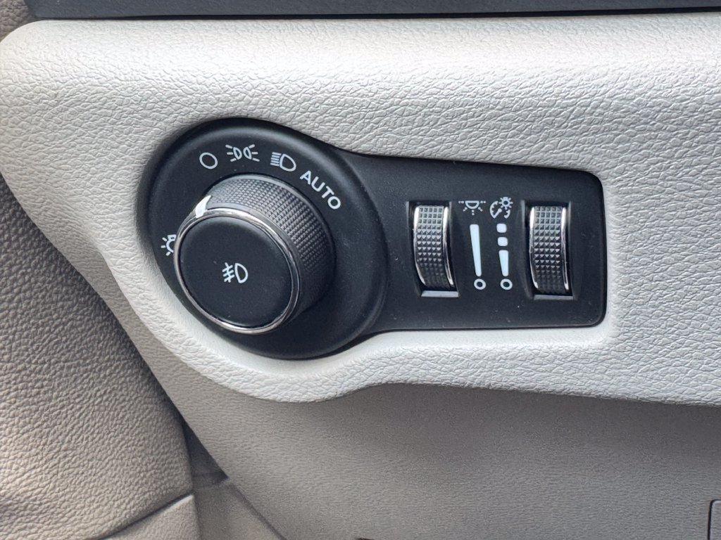 Used 2023 Chrysler Pacifica Touring-L FWD image 31