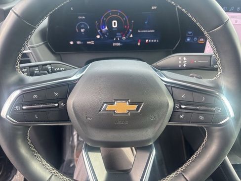 Used 2025 Chevrolet Traverse LT image 12