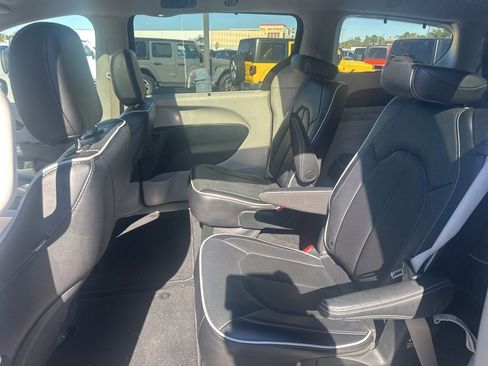 Used 2024 Chrysler Pacifica Limited image 14