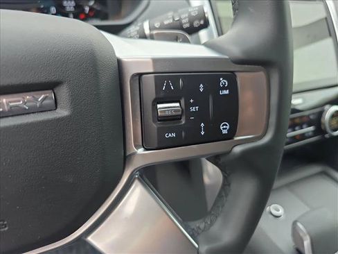 Used 2025 Land Rover Discovery Dynamic SE AWD/4WD image 19