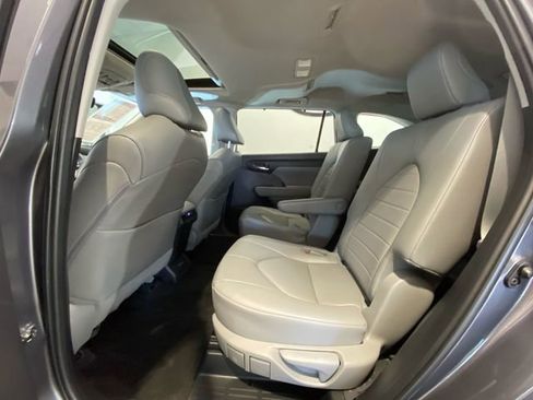 Used 2023 Toyota Highlander XLE image 12