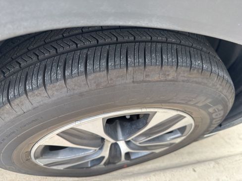 Used 2021 Toyota Highlander XLE FWD image 25